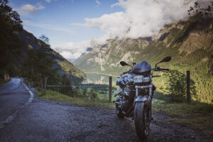 Foto der BMW und dem Klöntalersee