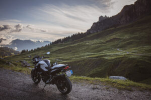 Die F800R auf dem Pragelpass fotografiert mit der Canon 5D MIV