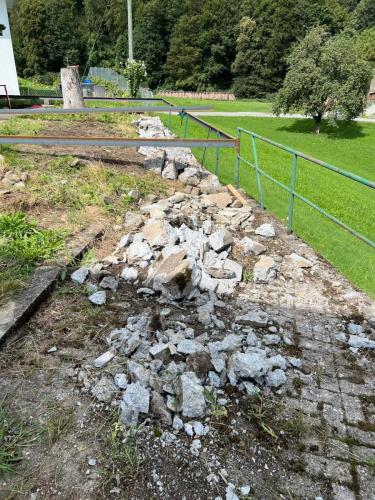 31. August 2023: Die alte Mauer aus dem Garten soll auch weiter verwendet werden.